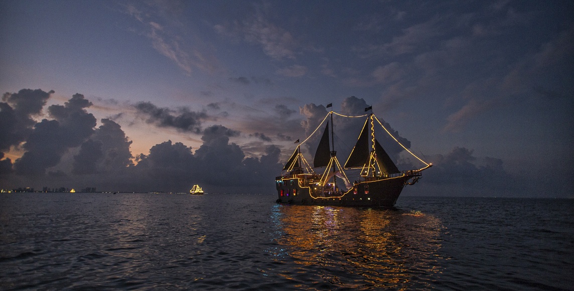 Galeón Jolly Roger en la noche
